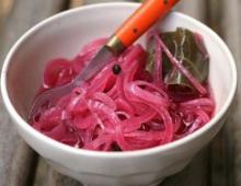 How to pickle onions in vinegar - the most delicious recipes for preparing a savory snack