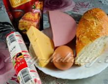 Hot sandwiches with sausage and cheese and egg in a frying pan Recipe for fried sandwiches with sausage