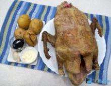 Duck stuffed with apples - a festive recipe. How can you stuff a duck when baking?