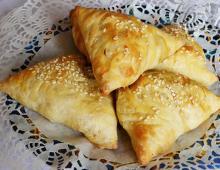 Samsa with chicken made from puff pastry